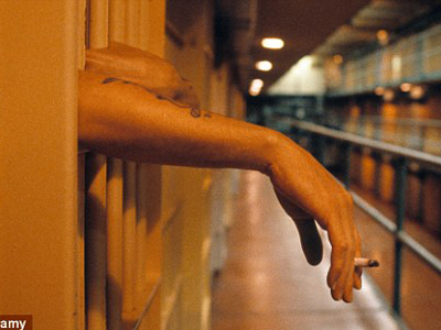 Βρετανία: Θα απαγορεύσουν το κάπνισμα στις φυλακές