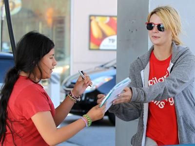 Στάση για βενζίνη και… αυτόγραφα