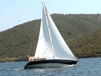 Σκάφος προσάραξε ανοικτά της Σαντορίνης