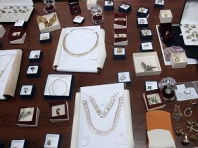 Προσπάθησαν να περάσουν λαθραία κοσμήματα