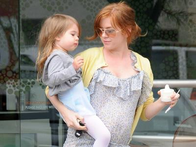 H Isla Fischer και η εγκυμοσύνη