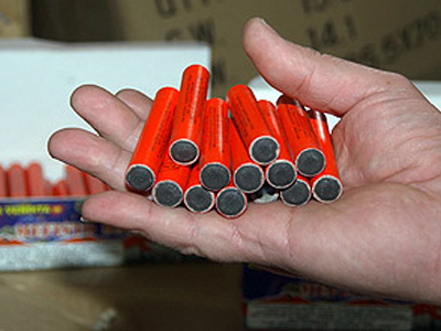 Συνέλαβαν ανήλικους με βεγγαλικά