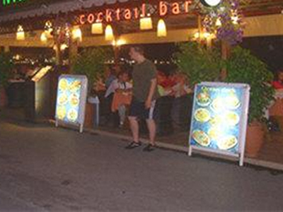 Μεθυσμένοι τουρίστες επιτέθηκαν σε λεωφορείο