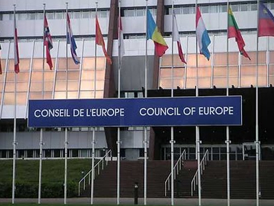 Συμβούλιο Ευρώπης: Παράνομη η μείωση μισθών στην Ελλάδα