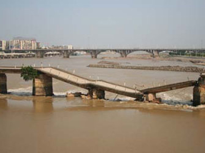 Νεκροί από την κατάρρευση γέφυρας