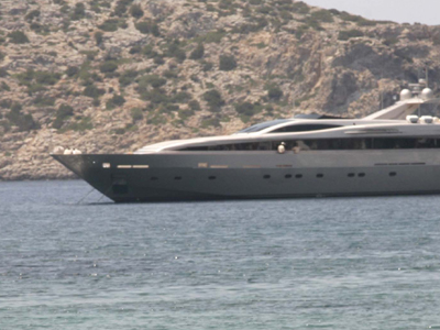 Θαλαμηγός προσάραξε σε αβαθή