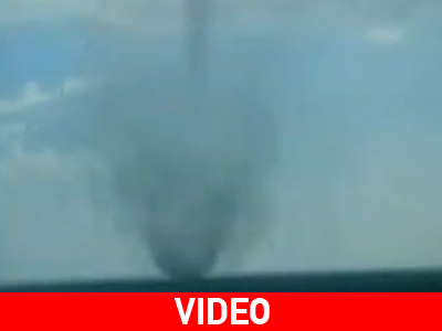 Κύπρος: Ανεμοστρόβιλος αναστατώνει λουόμενους on camera