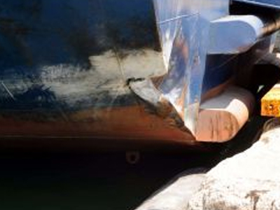 Πλοίο προσέκρουσε στο λιμάνι της Σαντορίνης