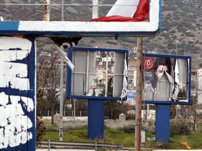 Στο αυτόφωρο όσοι τοποθετούν παράνομες διαφημιστικές πινακίδες