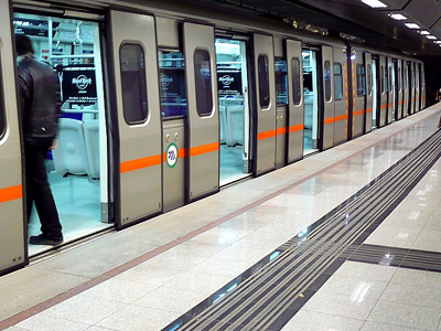 Άνοιξαν οι σταθμοί του μετρό