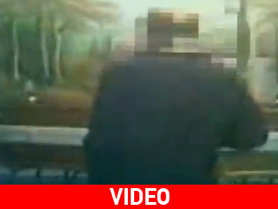 Ιερέας χορεύει και τραγουδά μπροστά από φέρετρο