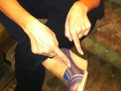 Ποια χαζοχαίρεται για τα καινούργια της παπούτσια;