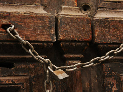 Πάτρα: Κλείδωσαν με αλυσίδες την εκκλησία και αποδοκίμασαν τον παπά