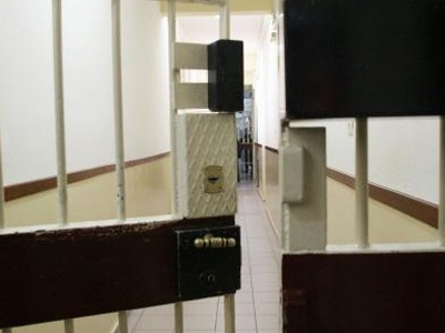 Επισκέφθηκε κρατούμενο και την έπιασαν