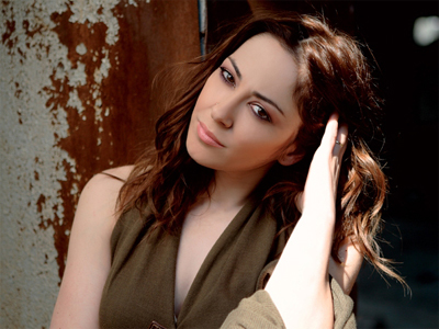 Προσκλήσεις για τις παραστάσεις της Μελίνας Ασλανίδου στο Badminton