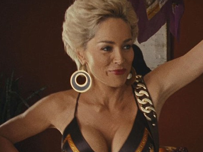 Ναι, είναι η Sharon Stone!