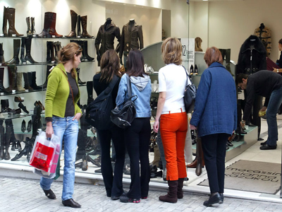 «Δεν βλέπουν φως» οι έμποροι του Πειραιά