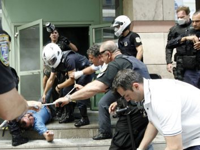 Αυτοπυρπολήθηκε μέσα στην τράπεζα