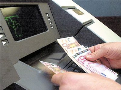 «Σήκωνε» χρήματα με κλεμμένες πιστωτικές κάρτες