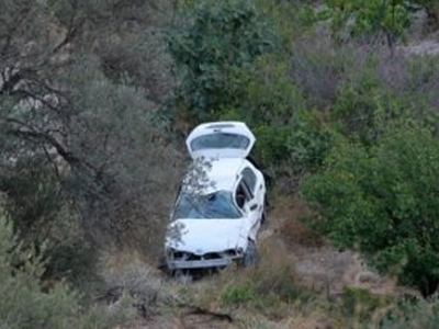 Σώος ο οδηγός αυτοκινήτου που έπεσε σε χαράδρα