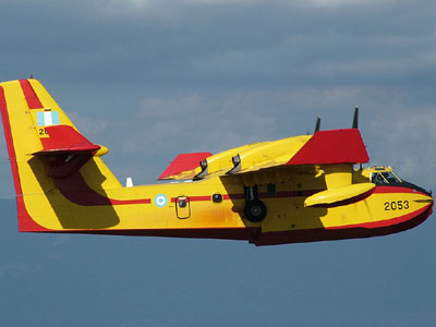 Οι «βουτιές» των Canadair με… άλλο μάτι