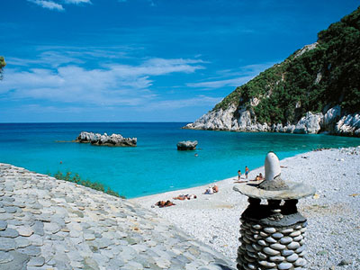 Η μίζα πάει παραλία…