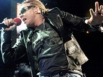 Τους «πλήρωσαν» με μπουκάλια για την καθυστέρηση