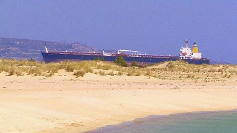 Οικολογική βόμβα απειλεί τον όρμο Βατίκων