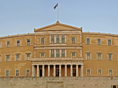 Μπάζει η Βουλή