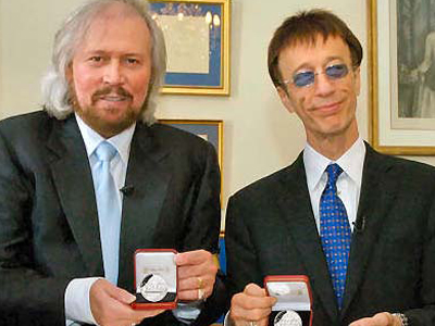 «Ζωντανοί» οι Bee Gees