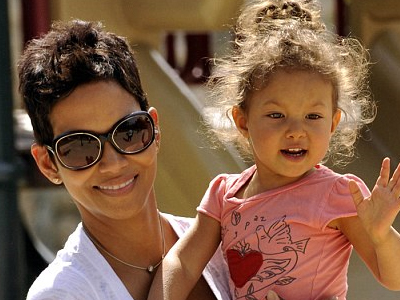 Χαρούμενες στιγμές για τη Halle Berry