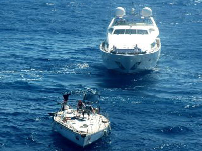 Ρυμουλκήθηκε με ασφάλεια στην Αντίπαρο το ακυβέρνητο ιστιοφόρο.