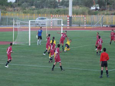 Ποδοσφαιριστής τραυματίστηκε από βεγγαλικό