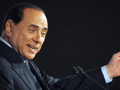 Ακάθεκτος συνεχίζει ο Berlusconi