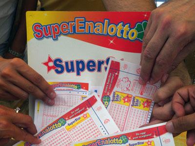 «Φρενίτιδα» για το superenalotto στην Ιταλία