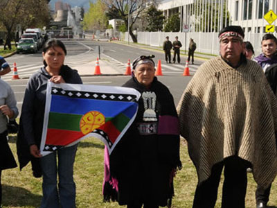«Λύγισαν» οι απεργοί πείνας στη Χιλή