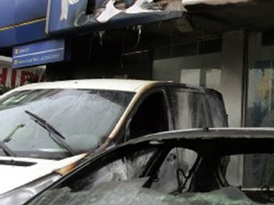 Γκαζάκια σε αντιπροσωπεία αυτοκινήτων