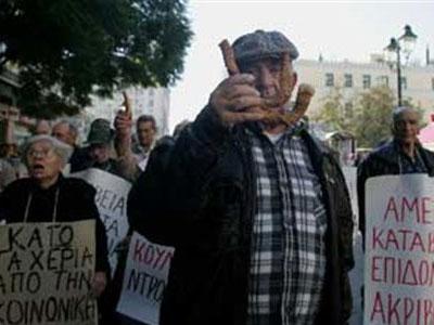 Κατάληψη του ΙΚΑ Ρεθύμνου από συνταξιούχους