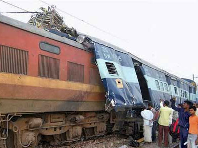 Πολύνεκρη σύγκρουση δύο τρένων στην Ινδονησία