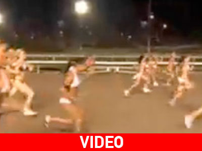 Με μπικίνι… στον ιππόδρομο