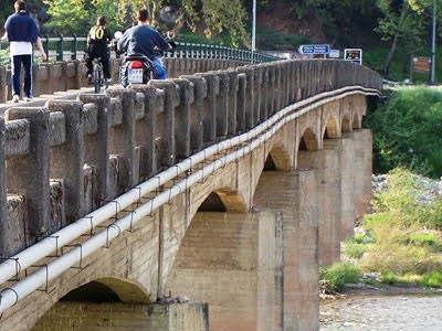 «Βουτιά» φορτηγού σε ποτάμι