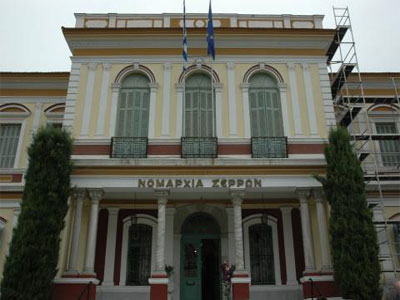 Τη νομαρχία κατέλαβαν oι ντοματοπαραγωγοί Σερρών