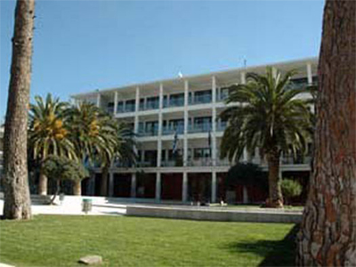 Επεισόδια έξω από τη Νομαρχία Βόλου