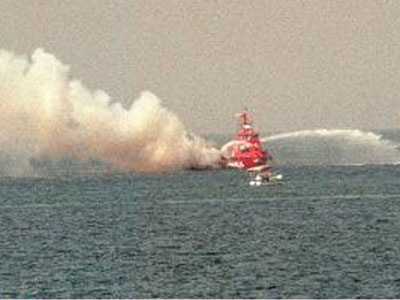 Θαλαμηγός στις φλόγες