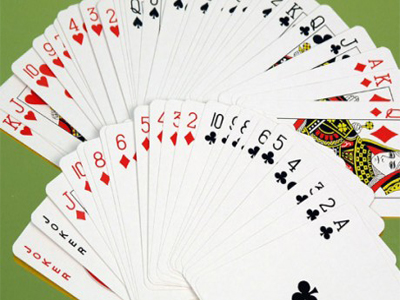 Αντί για καφέ σέρβιρε… τράπουλες