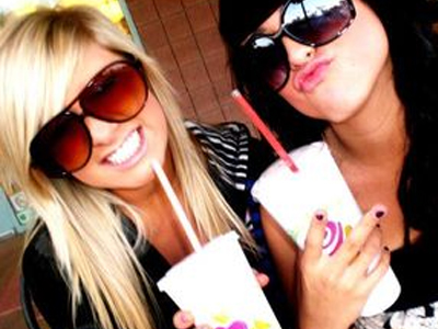 Την ξανθιά ή τη μελαχρινή θες;