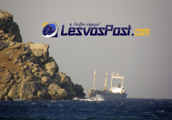 Φορτηγό  περνάει ξυστά βραχονησίδα στην Λέσβο