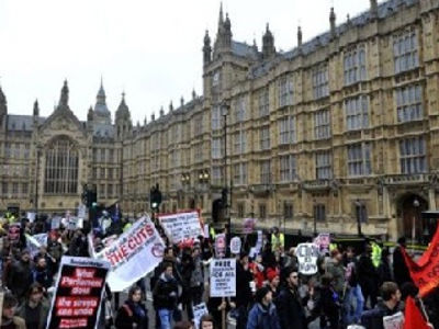 Πατέρας θύματος στην Βρετανία κάνει έκκληση για ηρεμία