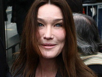 Ναι, είναι η Carla Bruni!
