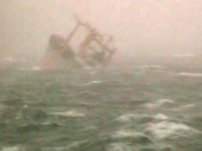 Κούτες με τσιγάρα επιπλέουν στο ναυάγιο του φορτηγού πλοίου στην Κρήτη